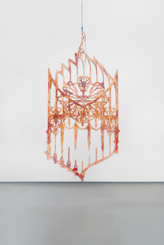 Julien Creuzet, Attila cataracte, ta source aux pieds, des pitons verts, finira dans la grande mer, gouffre bleu, nous nous noyâmes, dans les larmes marées, de la lune, Portal, Flame, 2024. Wood, roucou, acrylic paint